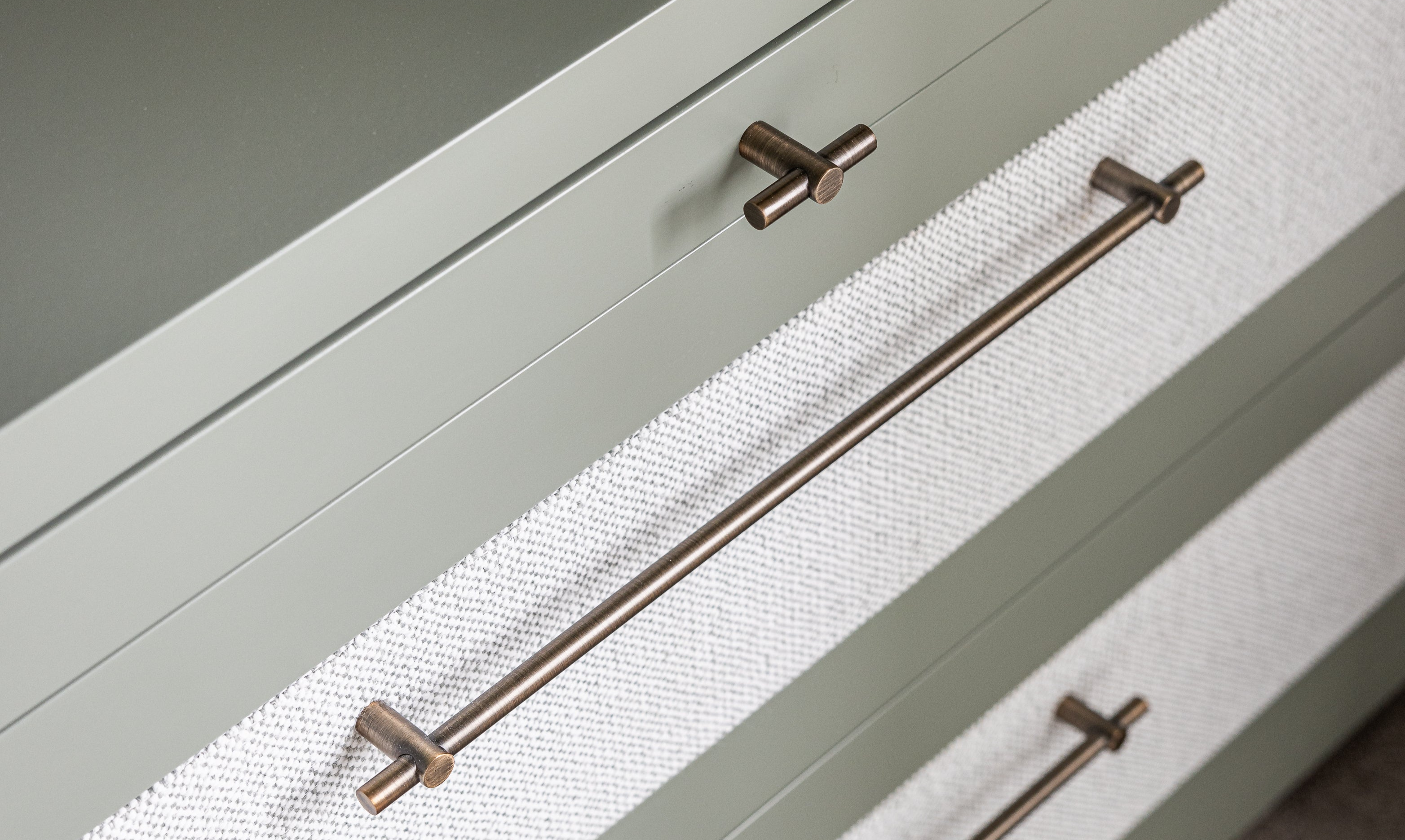 Slim T-bar handle - Antique Brass