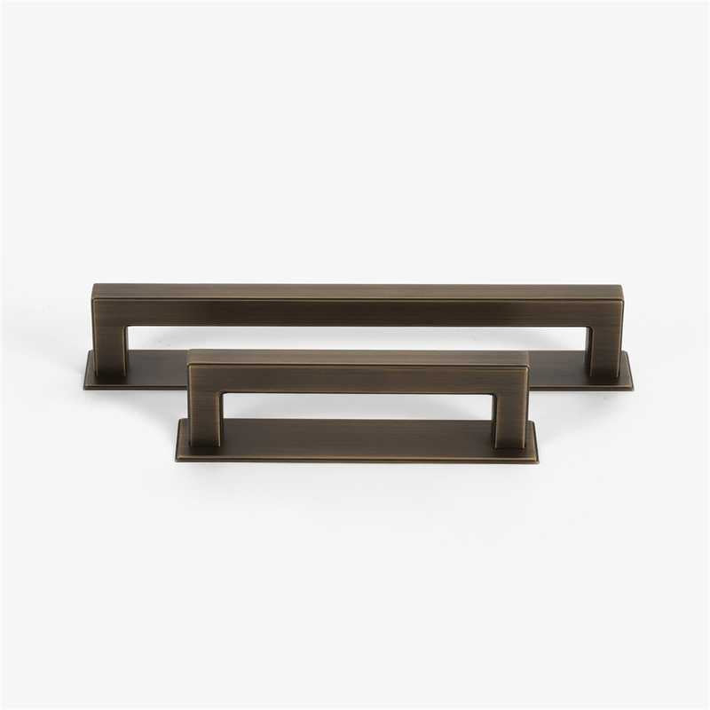 Manhattan handle - Antique Brass