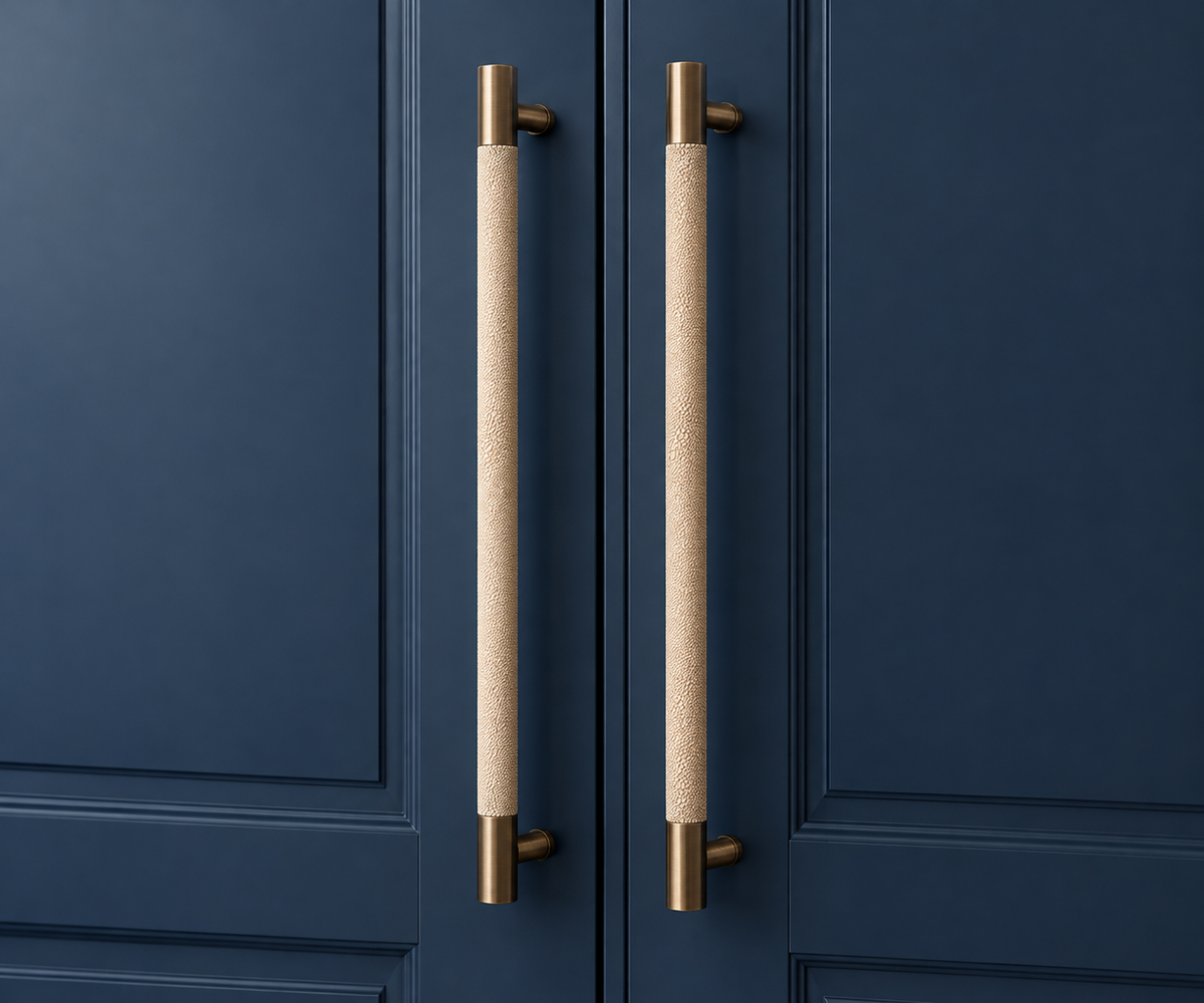 Chelsea handle - Antique Brass with black braid