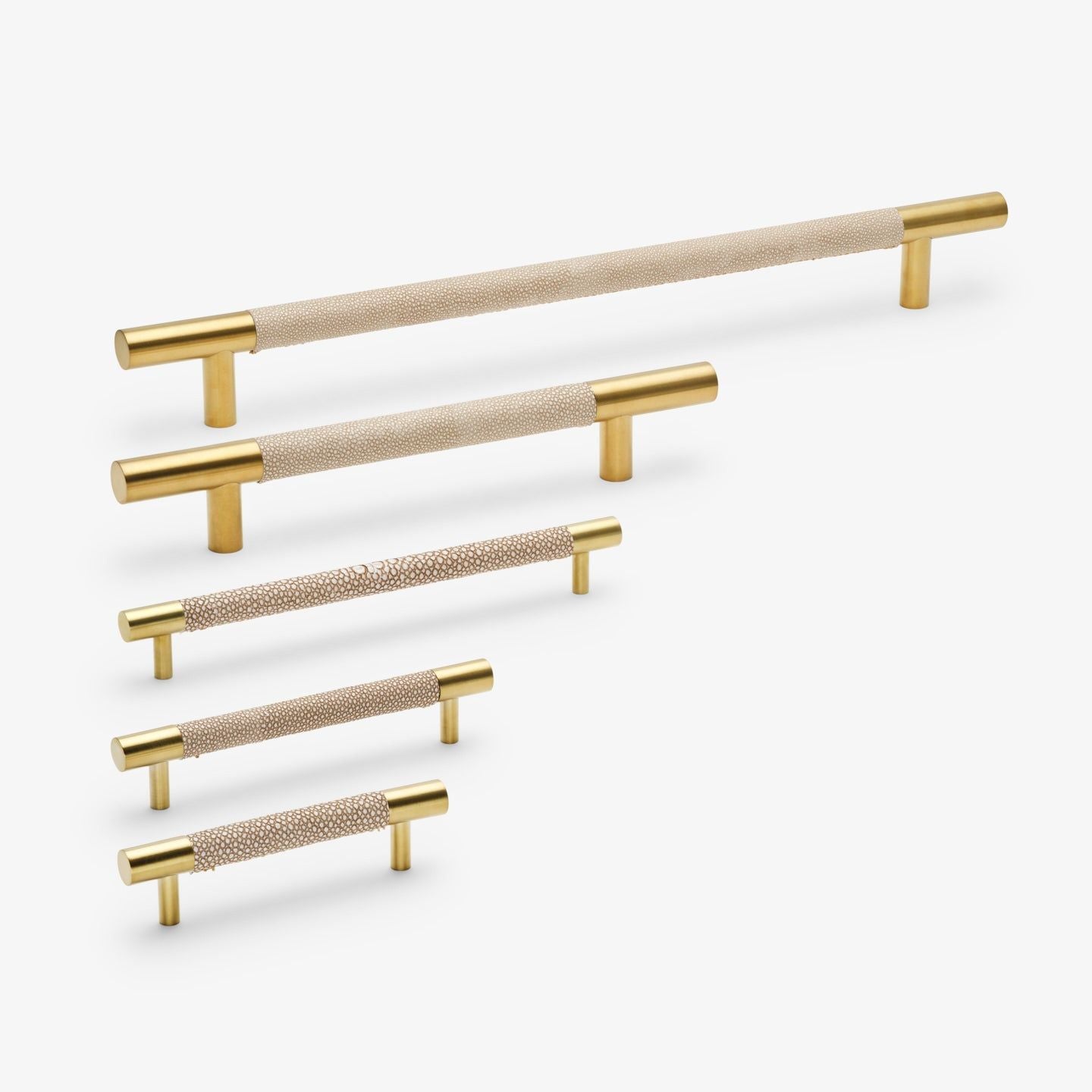 Chelsea håndtak - Børstet messing med beige