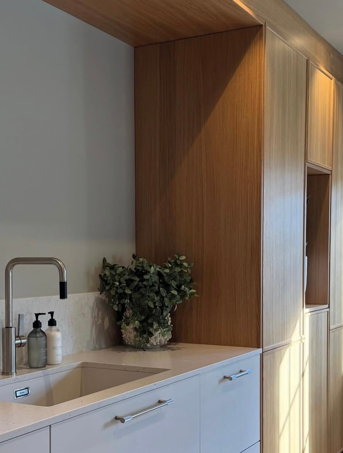 Manhattan handle - Brushed Steel