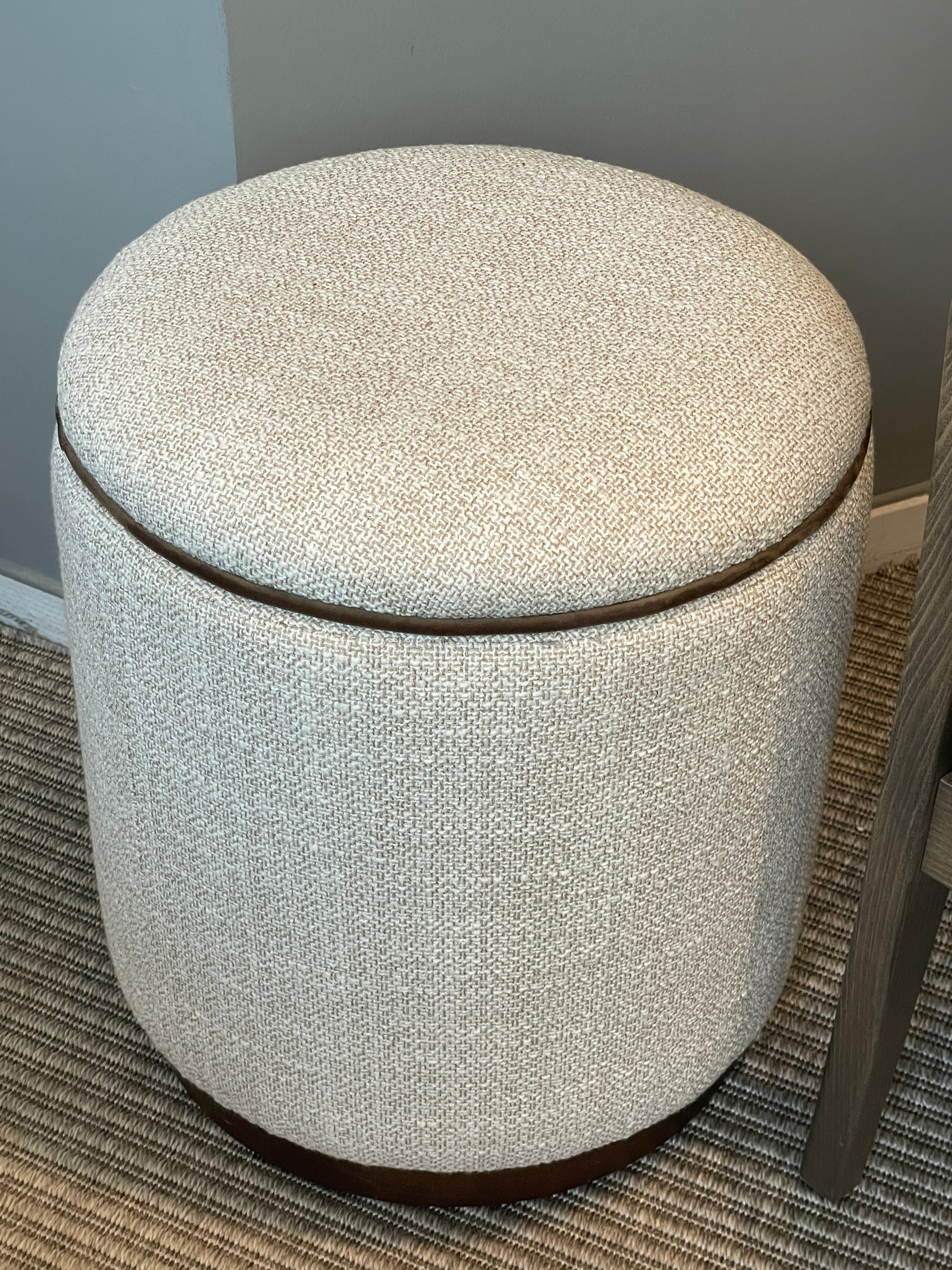 SMALL POUF WITH LID