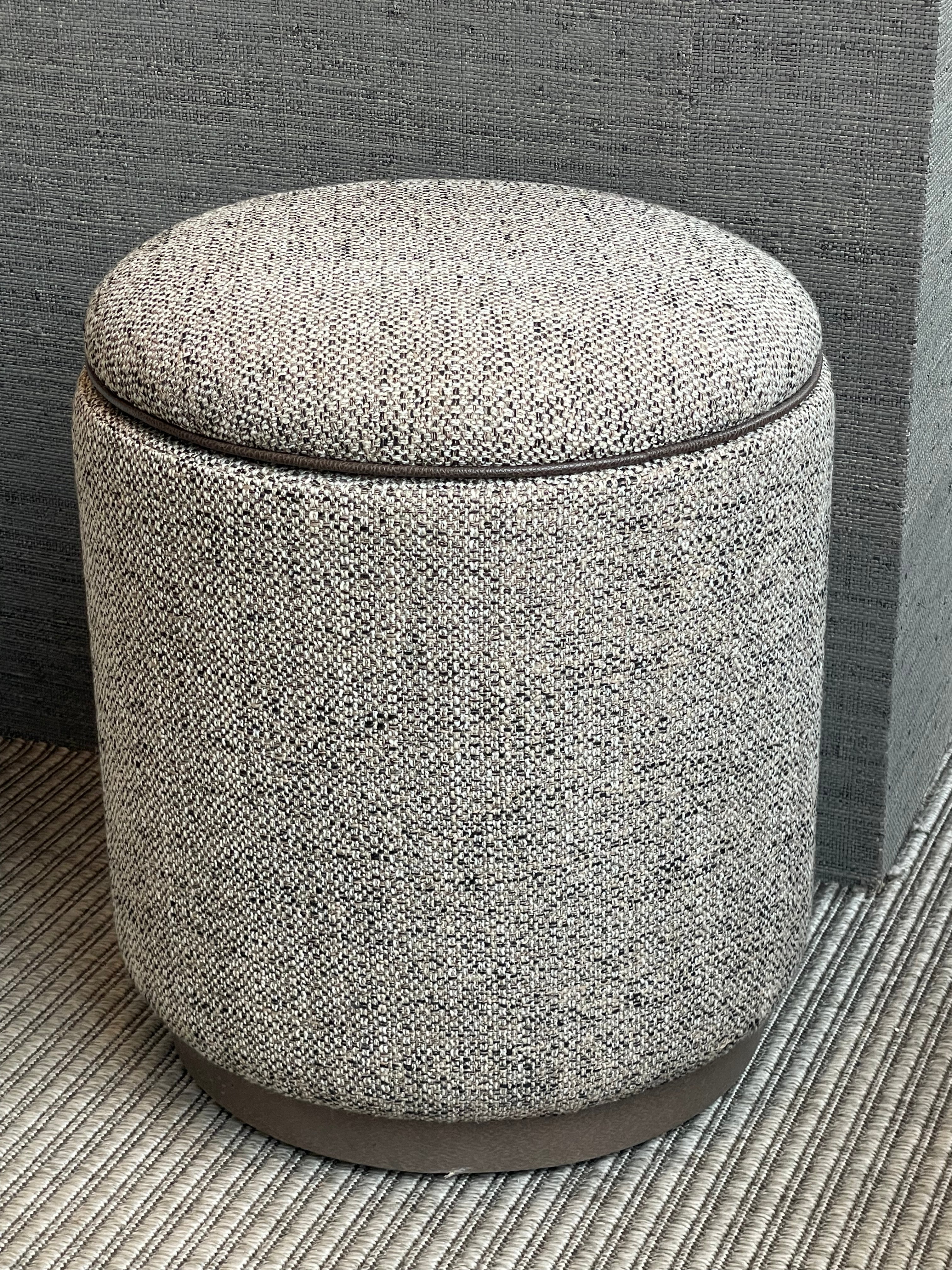SMALL POUF WITH LID