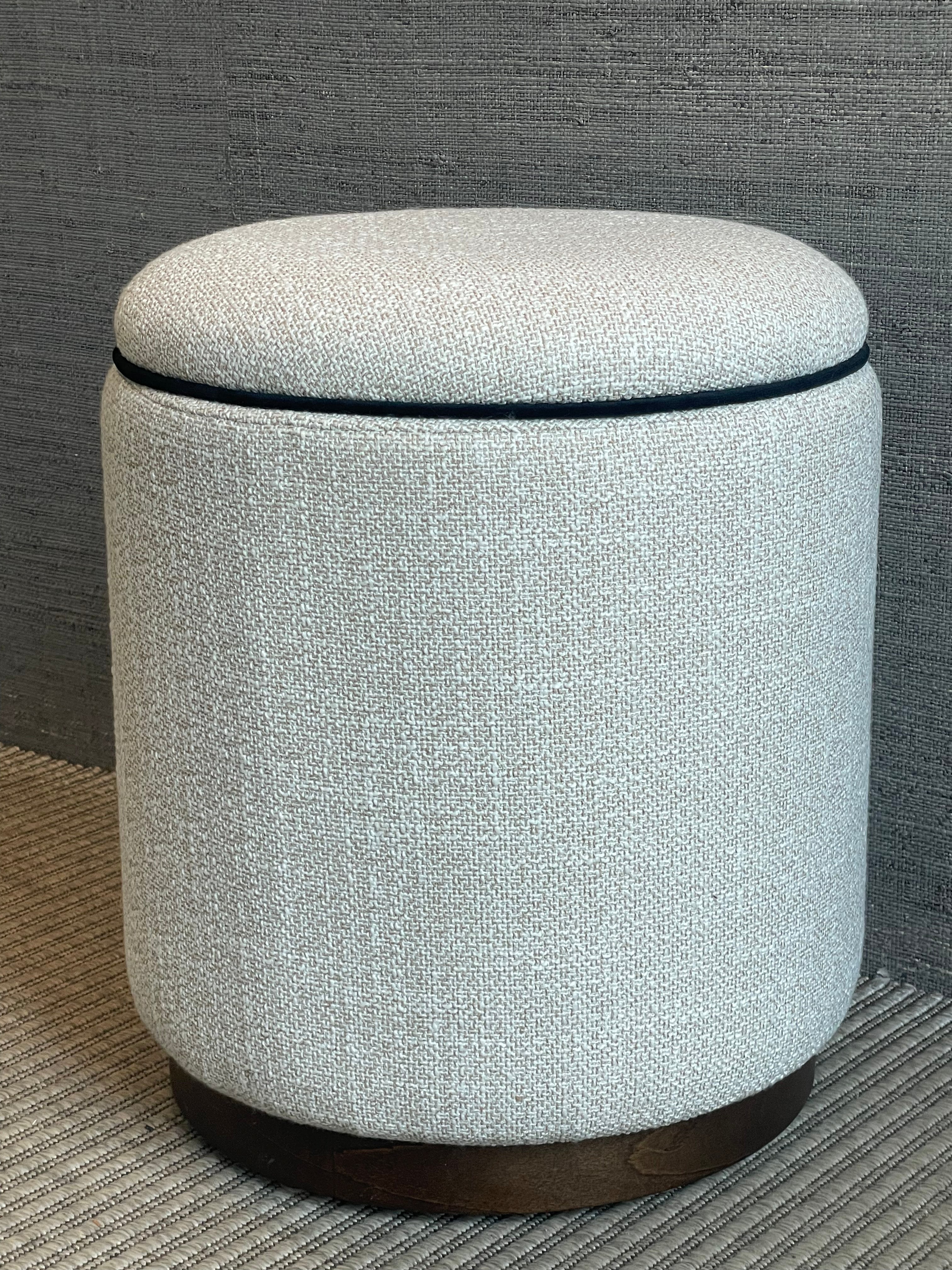 SMALL POUF WITH LID
