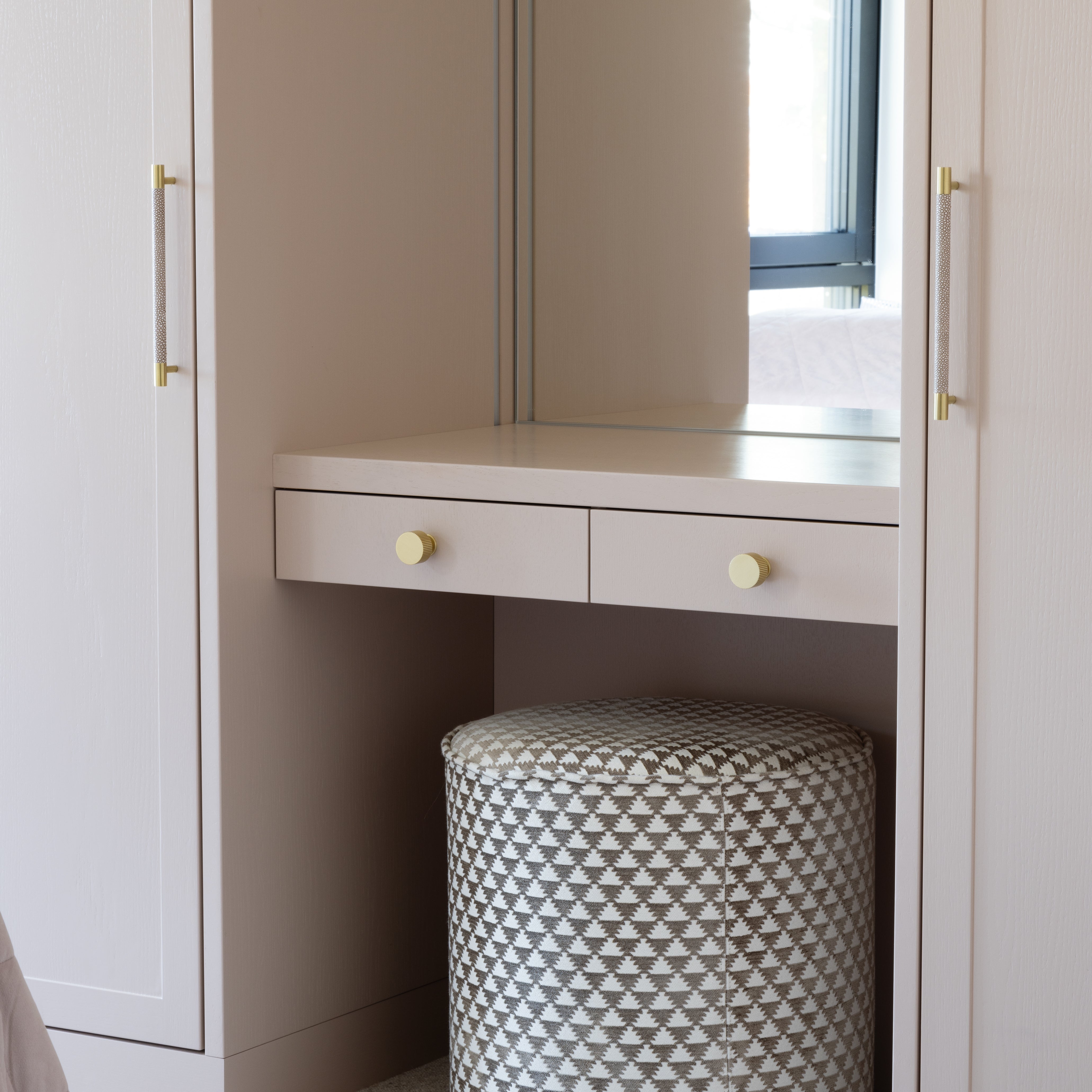 Chelsea håndtak - Børstet messing med beige