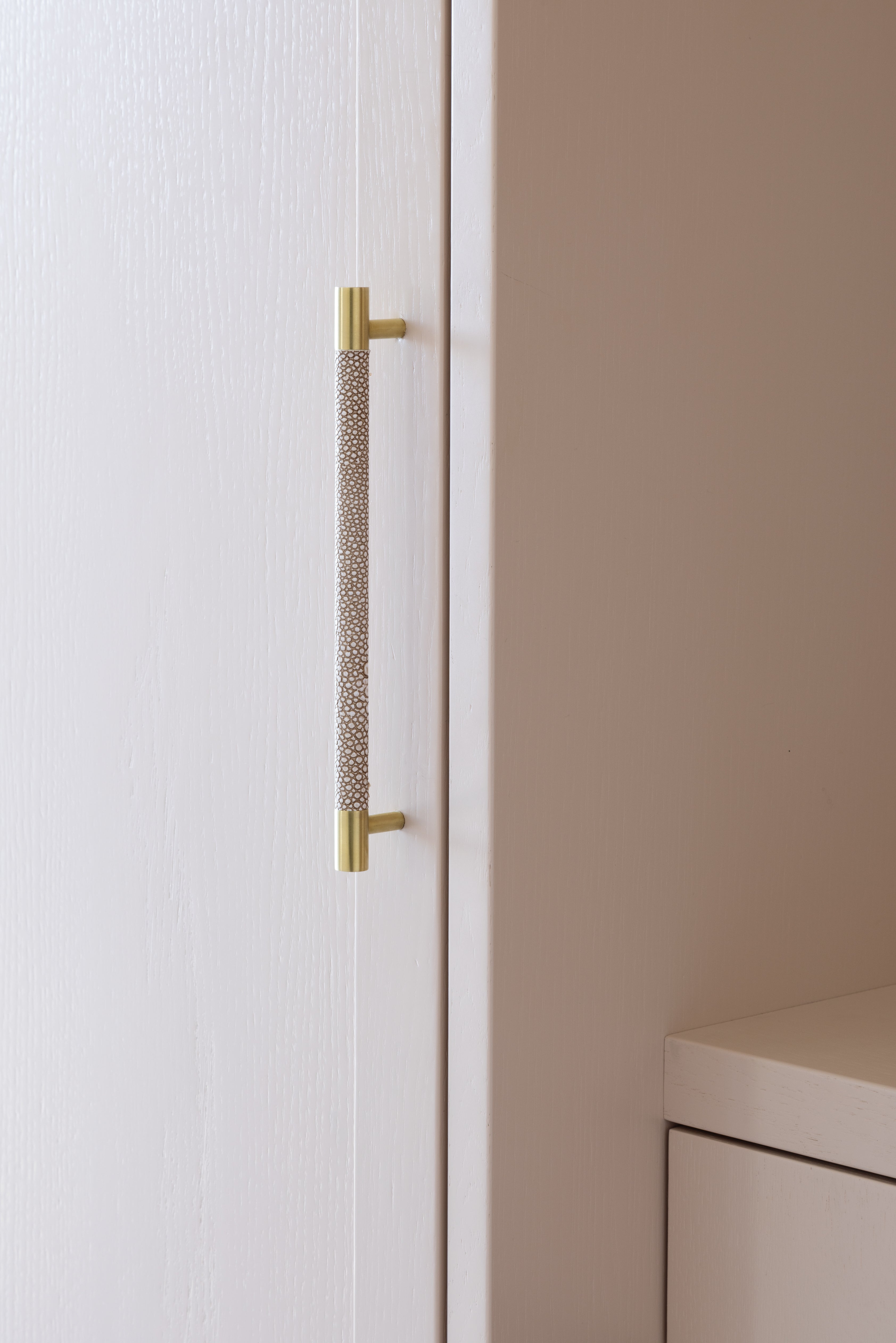 Chelsea håndtak - Børstet messing med beige