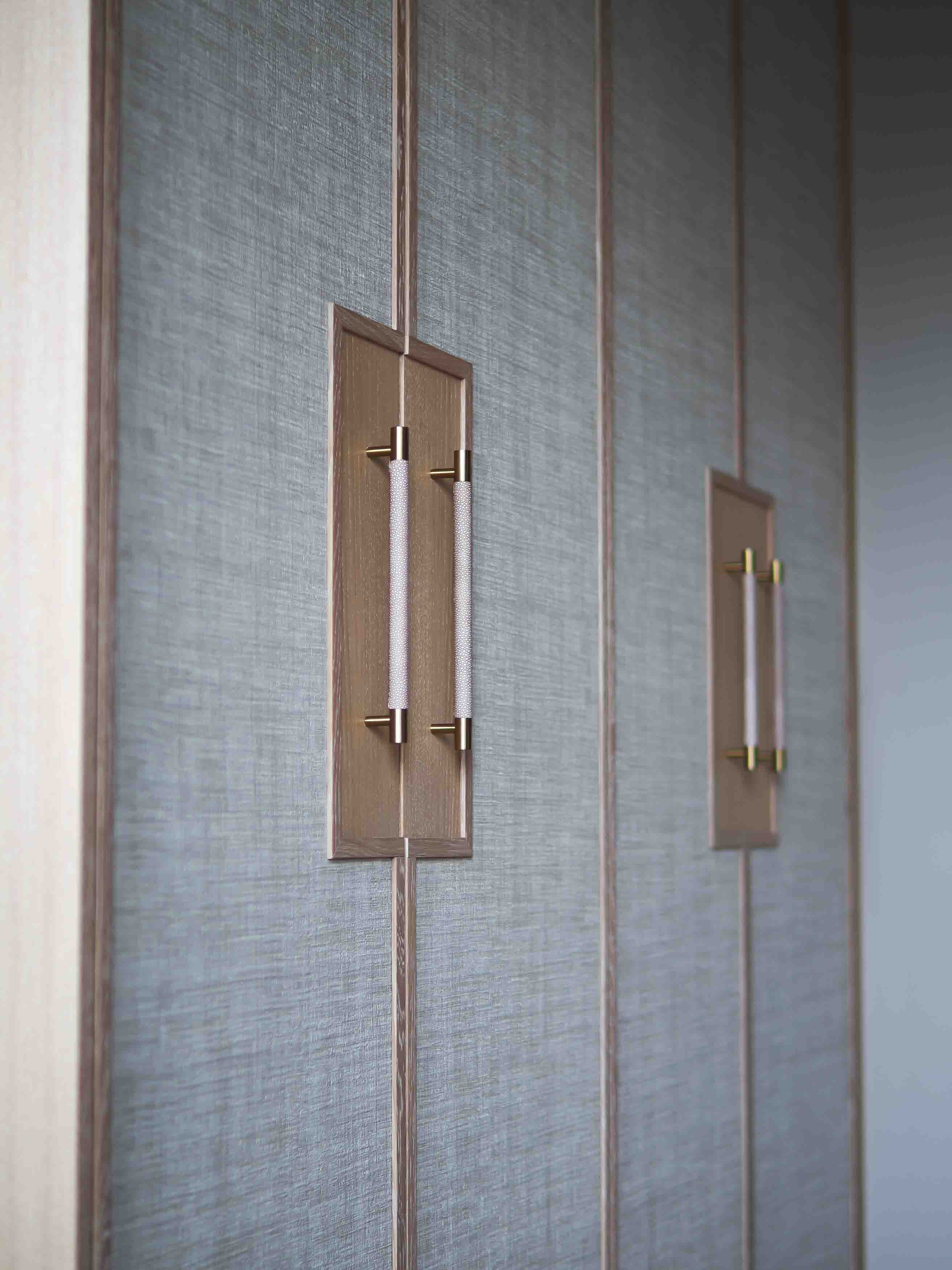 Chelsea håndtak - Børstet messing med beige