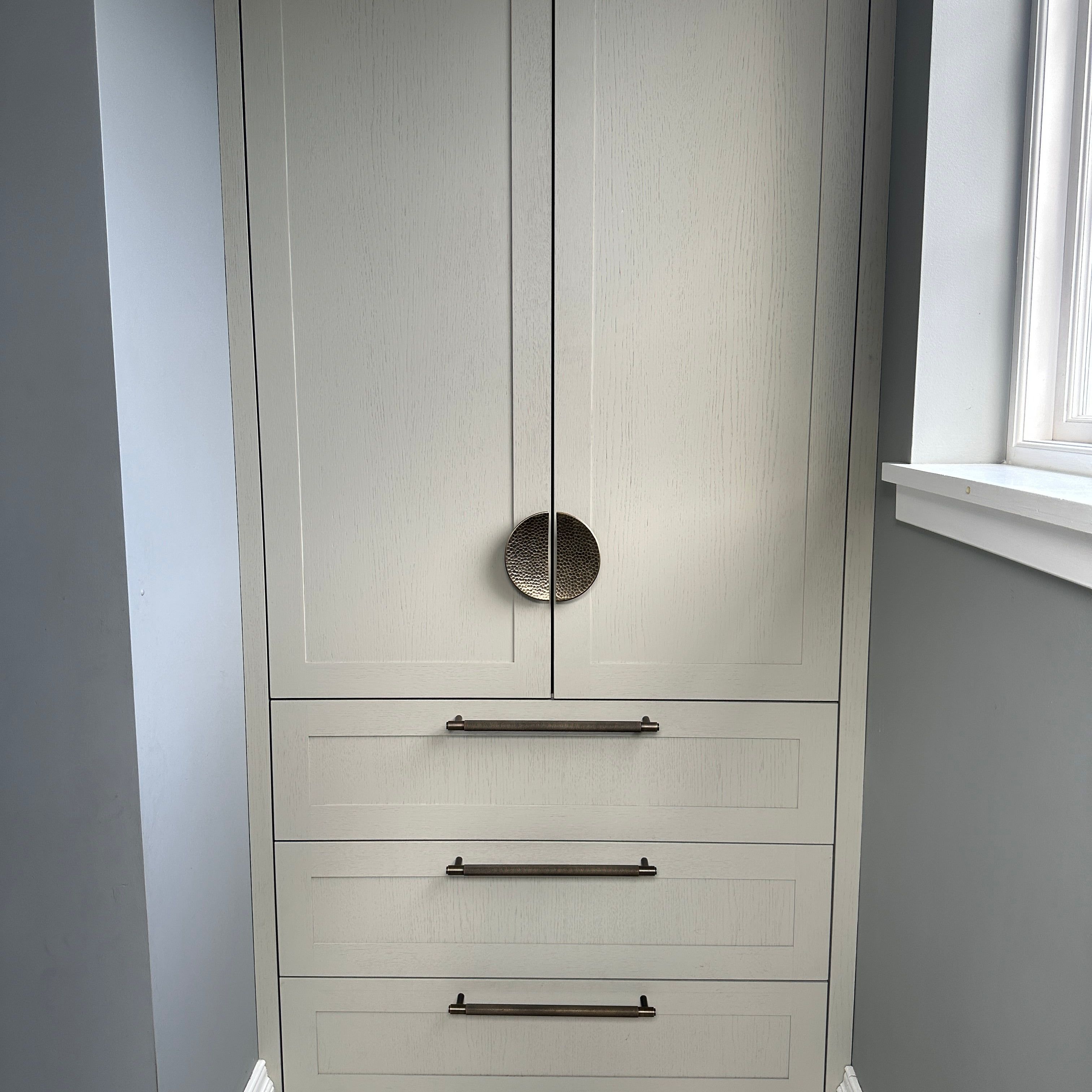 Hamret Sirkel håndtak - Antique Brass