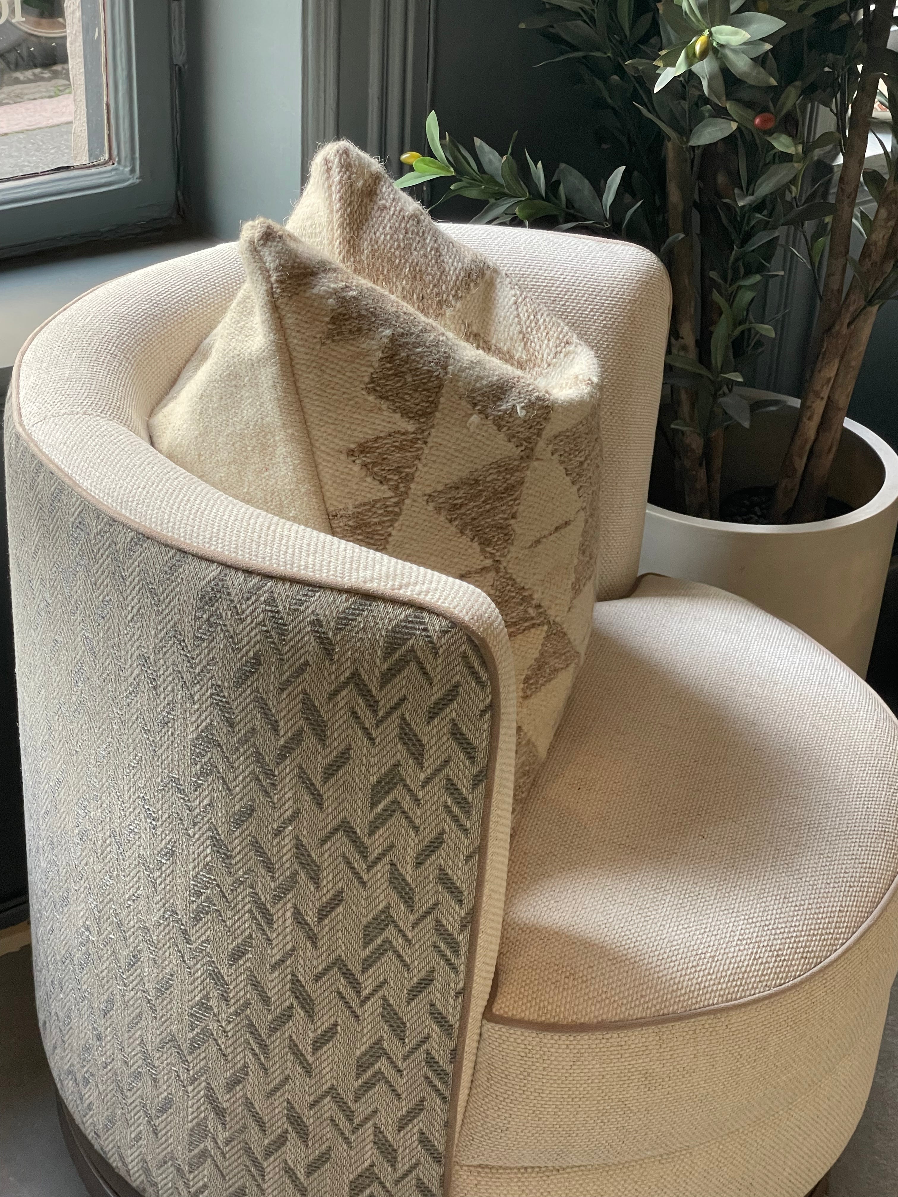 THE SWIVEL CHAIR