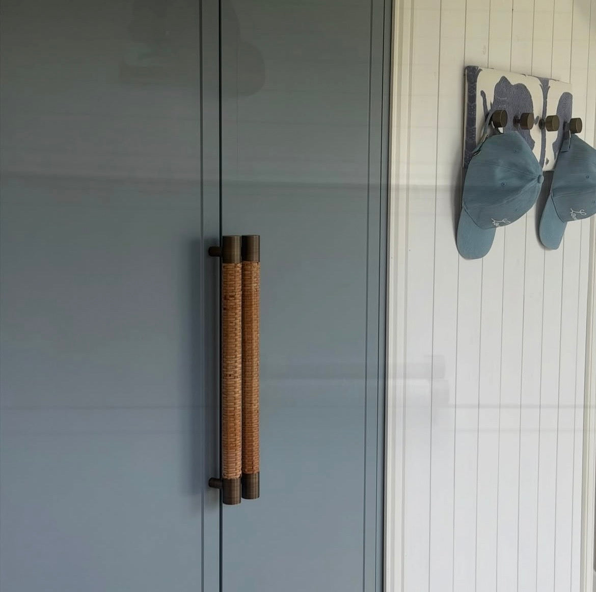 Caiax håndtak i Antique Brass og rattan