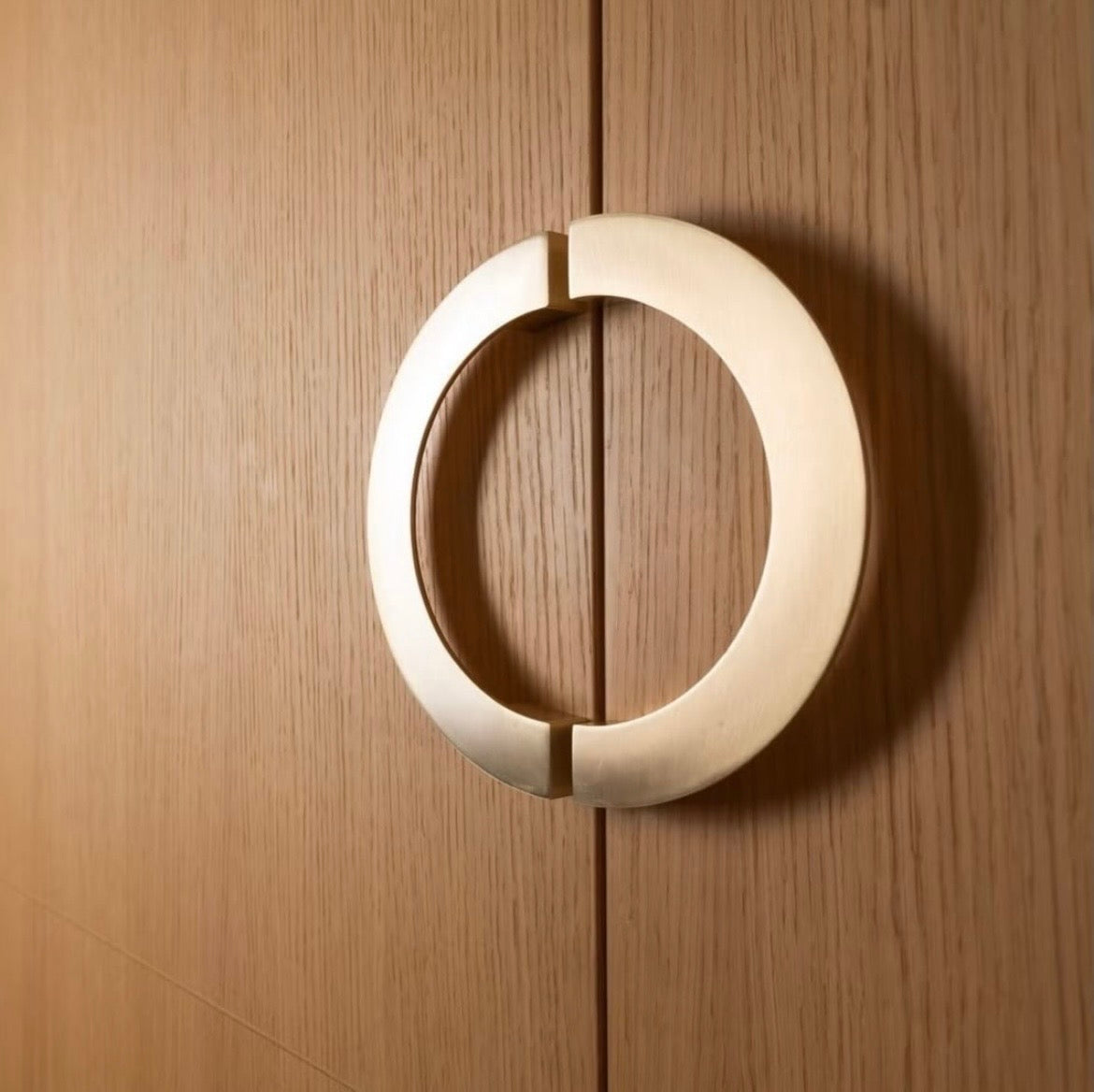 Crescent handle - Brushed brass