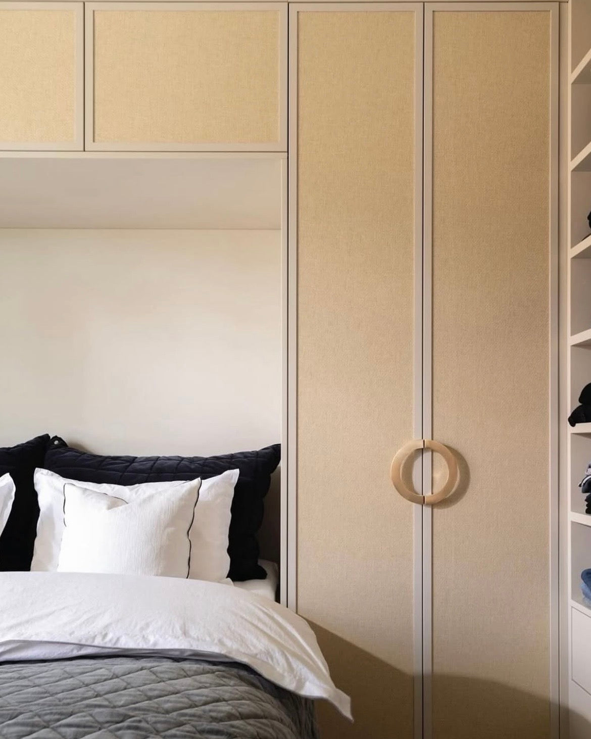 Crescent handle - Brushed brass