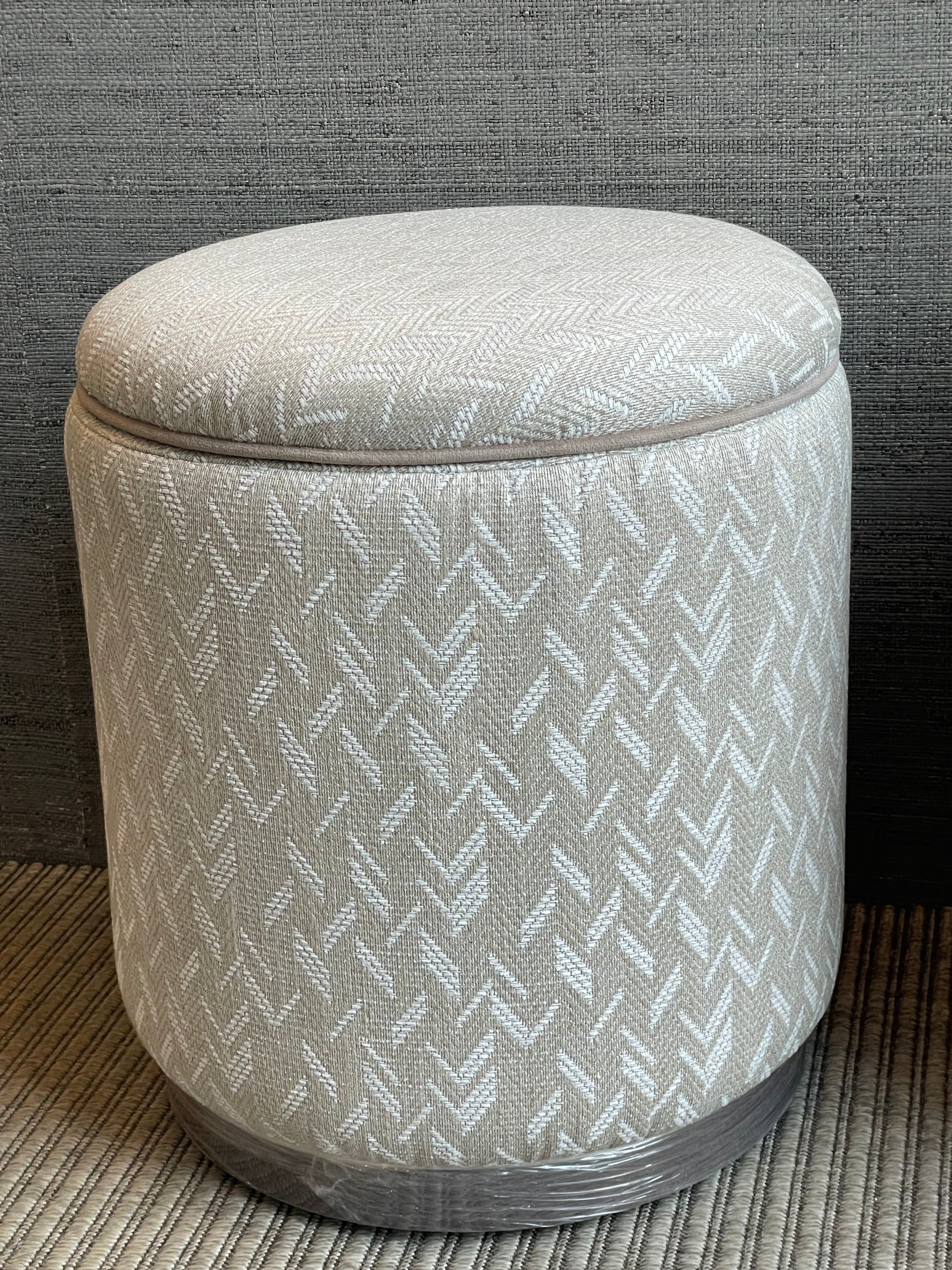 SMALL POUF WITH LID