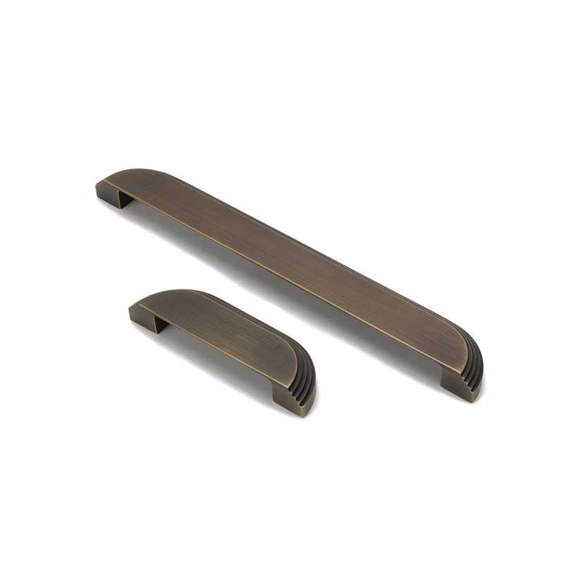 Brooklyn Shell Håndtak – Antique Brass (Massiv Messing)