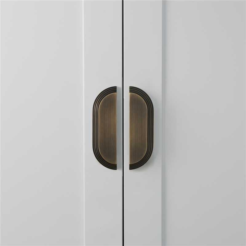 Brooklyn Shell Håndtak – Antique Brass (Massiv Messing)